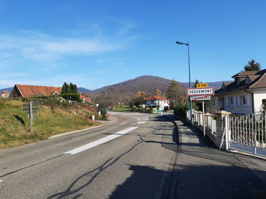 Une gare a été envisagée à Vescemont pour cette ligne ferroviaire reliant le pays sous-vosgien à Saint-Maurice-sur-Moselle.